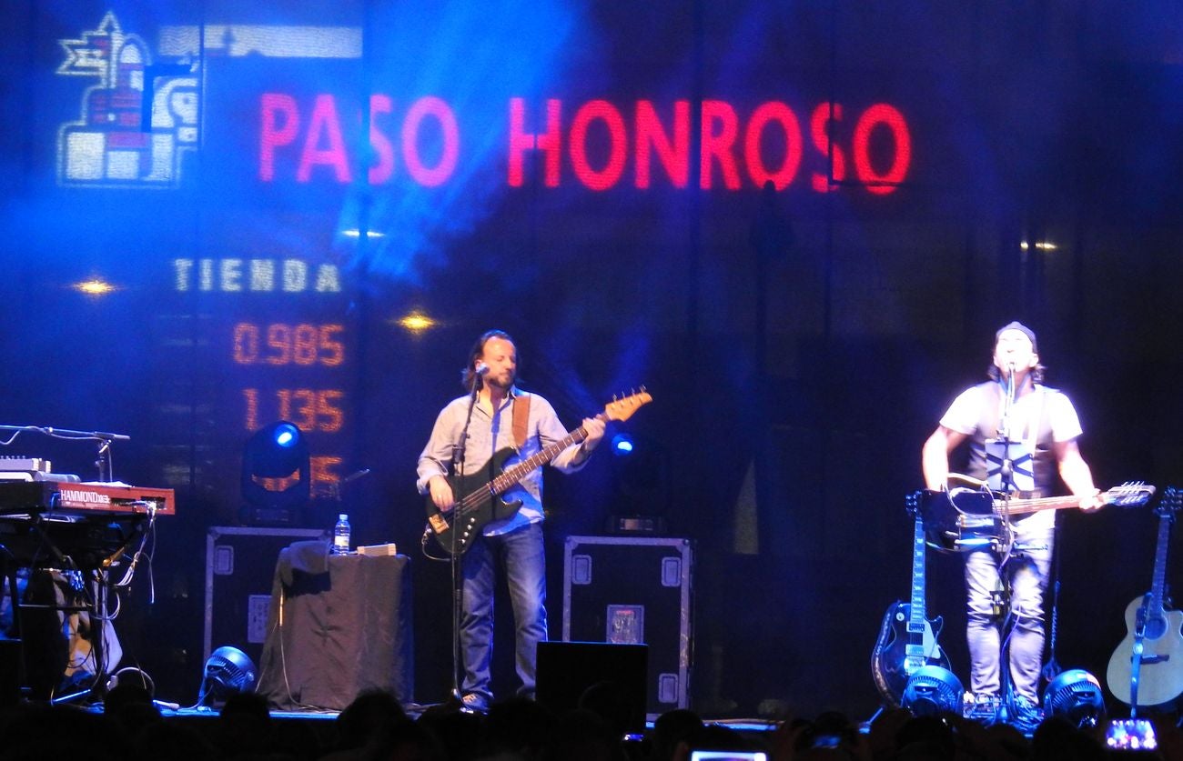 La formación de Álvaro Urquijo encandila a miles de leoneses con un concierto cargado de recuerdos, pero con mucho presente