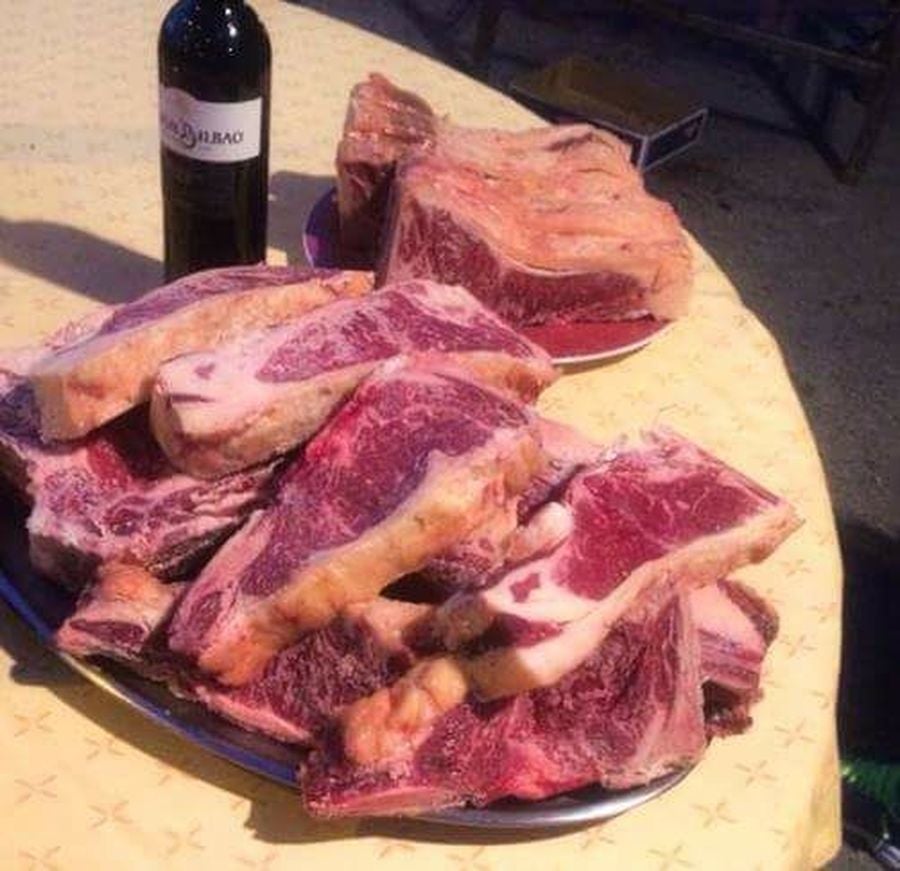 Casa Senén deja ver su apuesta por la calidad en la carne roja y por el precio. Un chuletón de garantías para compartir o para, los más atrevidos, dar cuenta en solitario