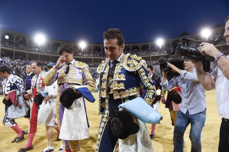 El torero español Iván Fandiño murió este sábado en el hospital de Mont-de-Marsan, en el suroeste de Francia, donde había ingresado tras sufrir una grave cornada durante una corrida en la localidad de Aire-sur-l'Adour, indicaron fuentes de los círculos taurinos. 