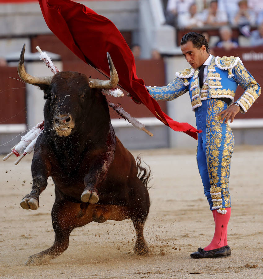 El torero español Iván Fandiño murió este sábado en el hospital de Mont-de-Marsan, en el suroeste de Francia, donde había ingresado tras sufrir una grave cornada durante una corrida en la localidad de Aire-sur-l'Adour, indicaron fuentes de los círculos taurinos. 