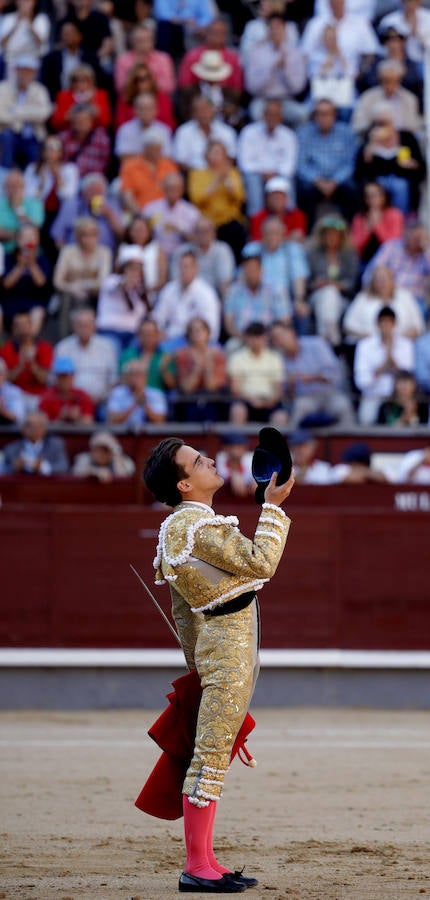 El torero español Iván Fandiño murió este sábado en el hospital de Mont-de-Marsan, en el suroeste de Francia, donde había ingresado tras sufrir una grave cornada durante una corrida en la localidad de Aire-sur-l'Adour, indicaron fuentes de los círculos taurinos. 