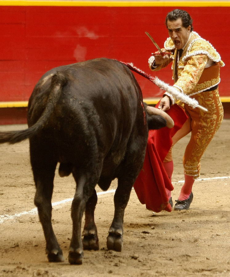 El torero español Iván Fandiño murió este sábado en el hospital de Mont-de-Marsan, en el suroeste de Francia, donde había ingresado tras sufrir una grave cornada durante una corrida en la localidad de Aire-sur-l'Adour, indicaron fuentes de los círculos taurinos. 