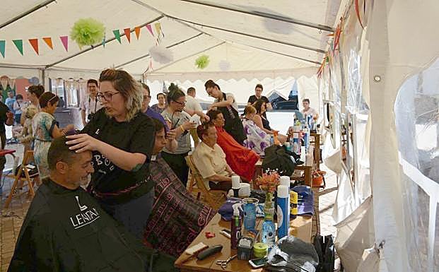 La peluquería salió a la calle en Ciñera.