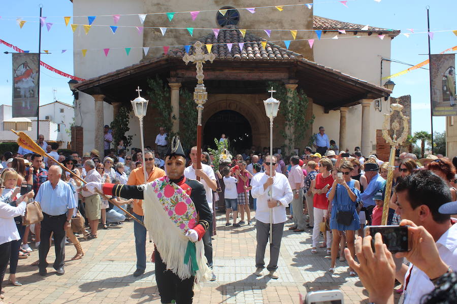 La localidad leonesa celebra la tradicional procesional del Corpus Christi que, con la figura del San Sebastián como protagonista, parece ajena al paso de los años a punto de cumplirse 400 años de historia