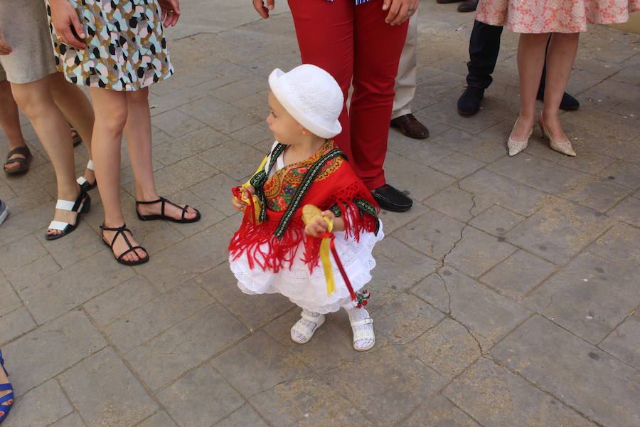 La localidad leonesa celebra la tradicional procesional del Corpus Christi que, con la figura del San Sebastián como protagonista, parece ajena al paso de los años a punto de cumplirse 400 años de historia