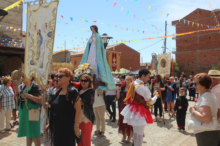 La localidad leonesa celebra la tradicional procesional del Corpus Christi que, con la figura del San Sebastián como protagonista, parece ajena al paso de los años a punto de cumplirse 400 años de historia