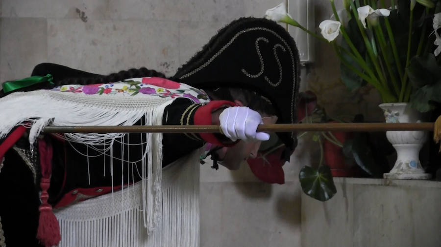 La localidad leonesa celebra la tradicional procesional del Corpus Christi que, con la figura del San Sebastián como protagonista, parece ajena al paso de los años a punto de cumplirse 400 años de historia