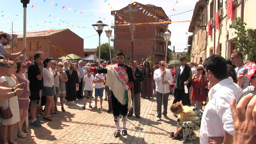 La localidad leonesa celebra la tradicional procesional del Corpus Christi que, con la figura del San Sebastián como protagonista, parece ajena al paso de los años a punto de cumplirse 400 años de historia