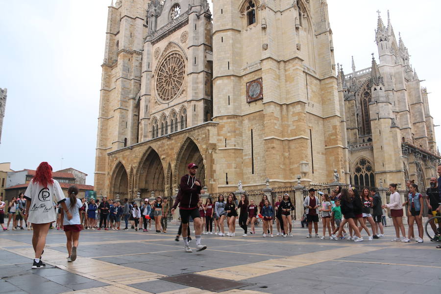 La escuela leonesa protagoniza a los pies de la Catedral una exhibición de baile