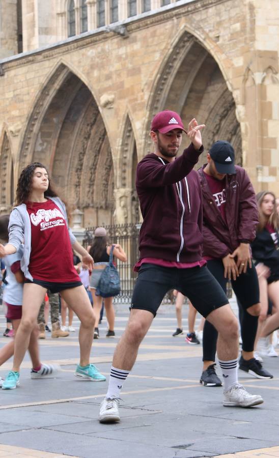 La escuela leonesa protagoniza a los pies de la Catedral una exhibición de baile