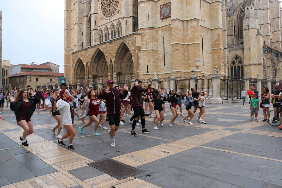 La escuela leonesa protagoniza a los pies de la Catedral una exhibición de baile