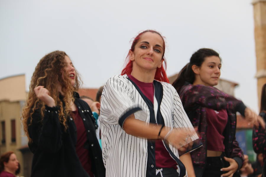 La escuela leonesa protagoniza a los pies de la Catedral una exhibición de baile