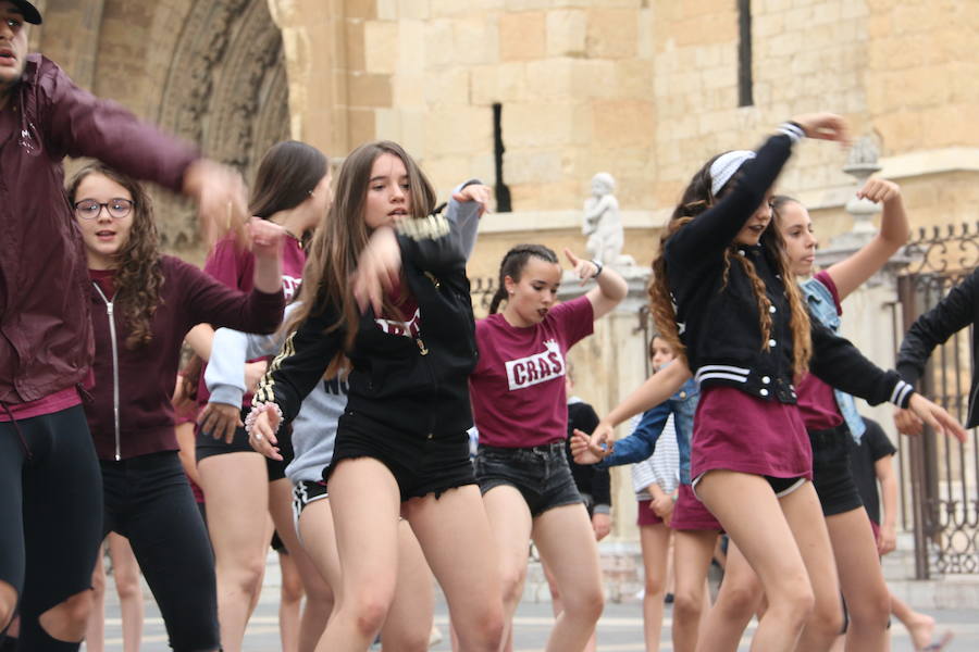 La escuela leonesa protagoniza a los pies de la Catedral una exhibición de baile