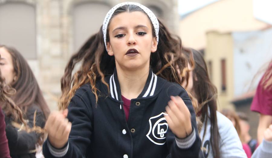 La escuela leonesa protagoniza a los pies de la Catedral una exhibición de baile