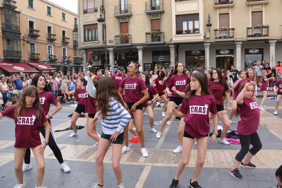 La escuela leonesa protagoniza a los pies de la Catedral una exhibición de baile