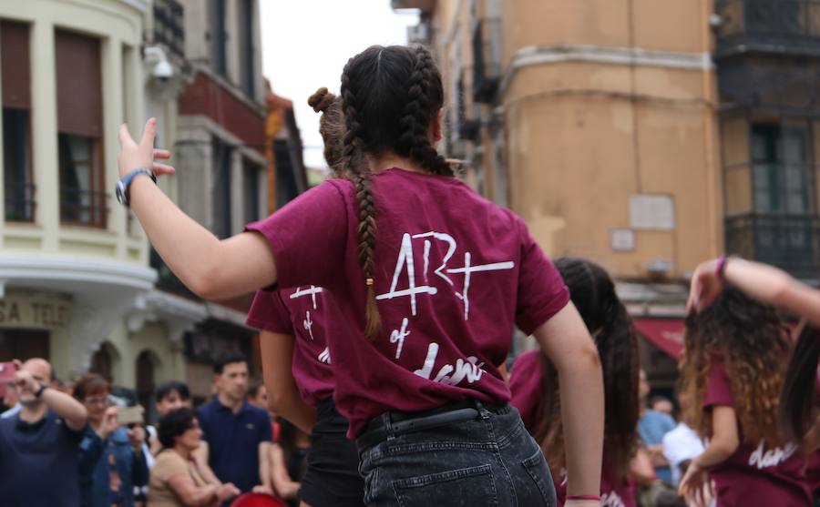 La escuela leonesa protagoniza a los pies de la Catedral una exhibición de baile