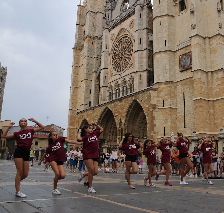 La escuela leonesa protagoniza a los pies de la Catedral una exhibición de baile