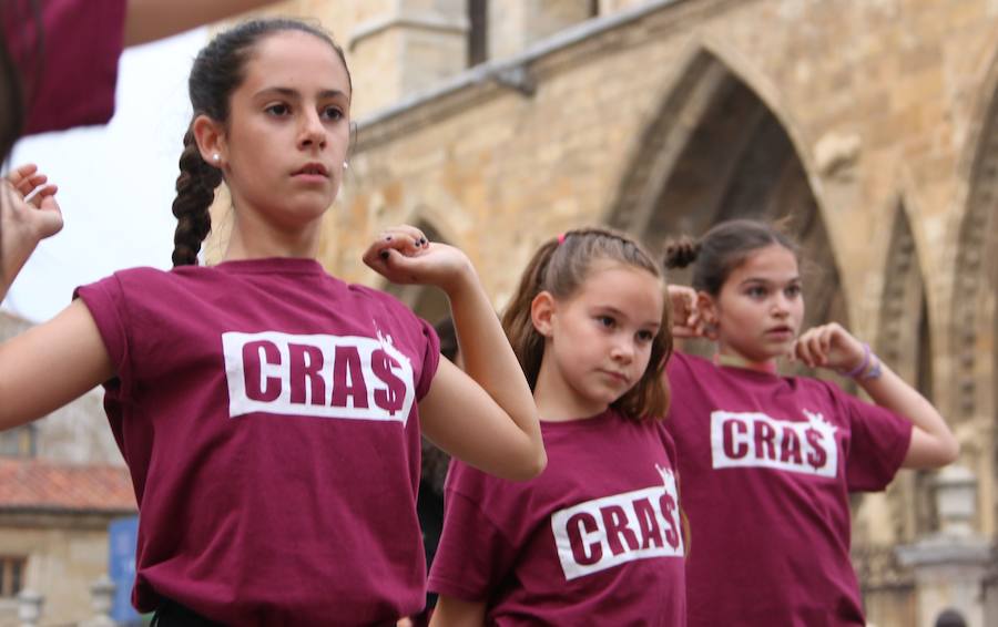 La escuela leonesa protagoniza a los pies de la Catedral una exhibición de baile