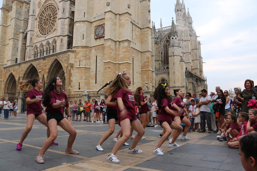 La escuela leonesa protagoniza a los pies de la Catedral una exhibición de baile