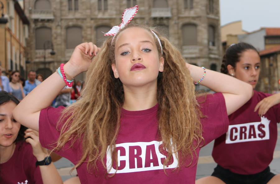 La escuela leonesa protagoniza a los pies de la Catedral una exhibición de baile