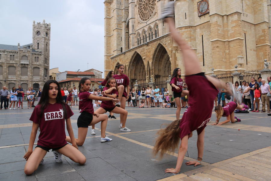 La escuela leonesa protagoniza a los pies de la Catedral una exhibición de baile