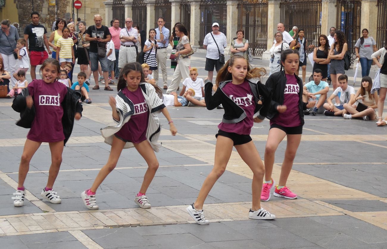 La escuela leonesa protagoniza a los pies de la Catedral una exhibición de baile