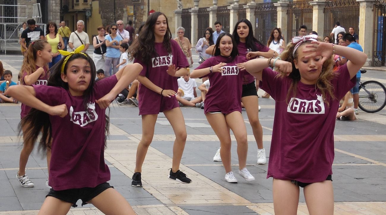 La escuela leonesa protagoniza a los pies de la Catedral una exhibición de baile