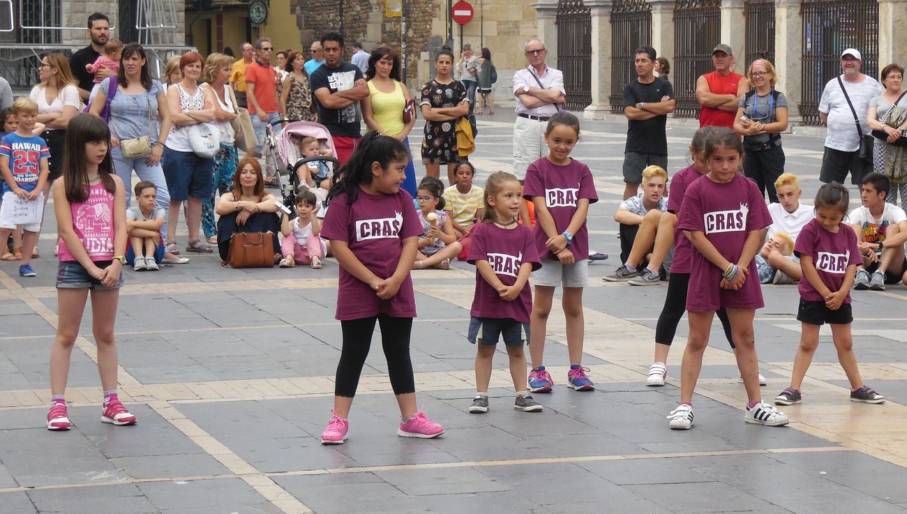 La escuela leonesa protagoniza a los pies de la Catedral una exhibición de baile