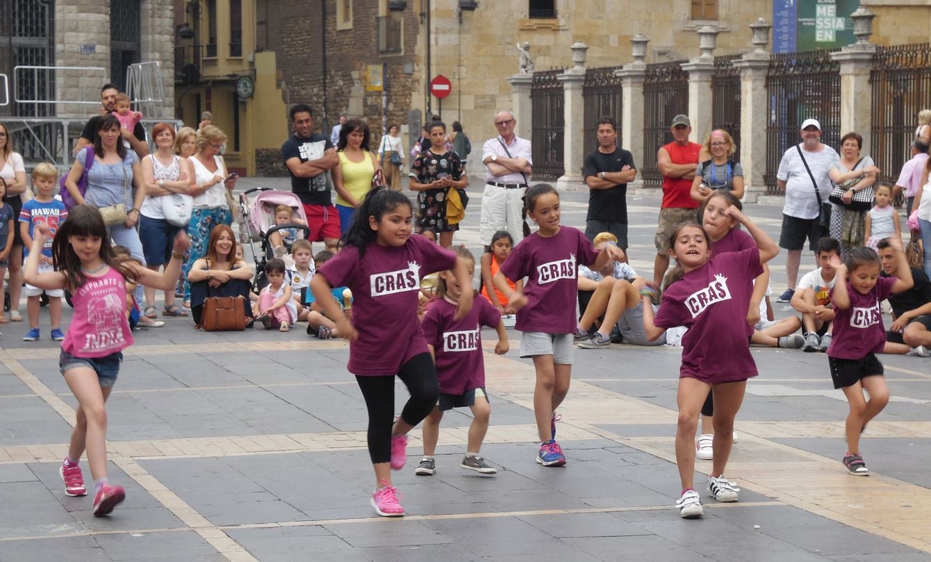 La escuela leonesa protagoniza a los pies de la Catedral una exhibición de baile