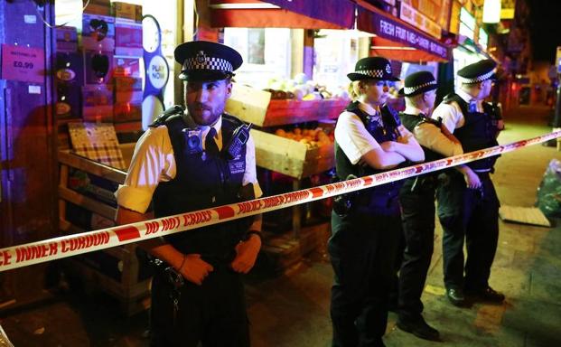 Varios policías acordonan la zona cercana a Finsbury Park. 