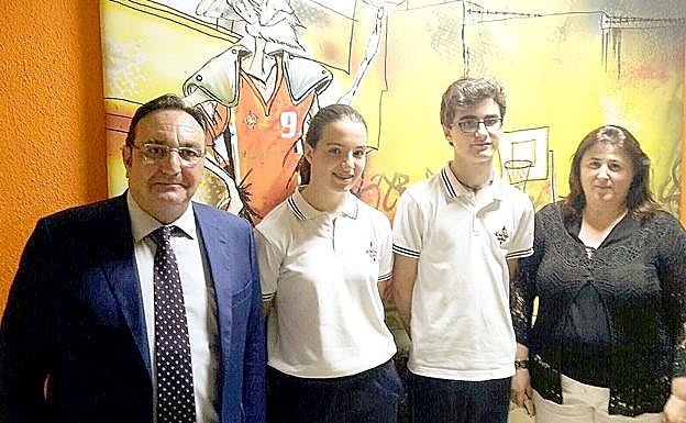 Sara Susperregui, junto a los responsables del centro. 