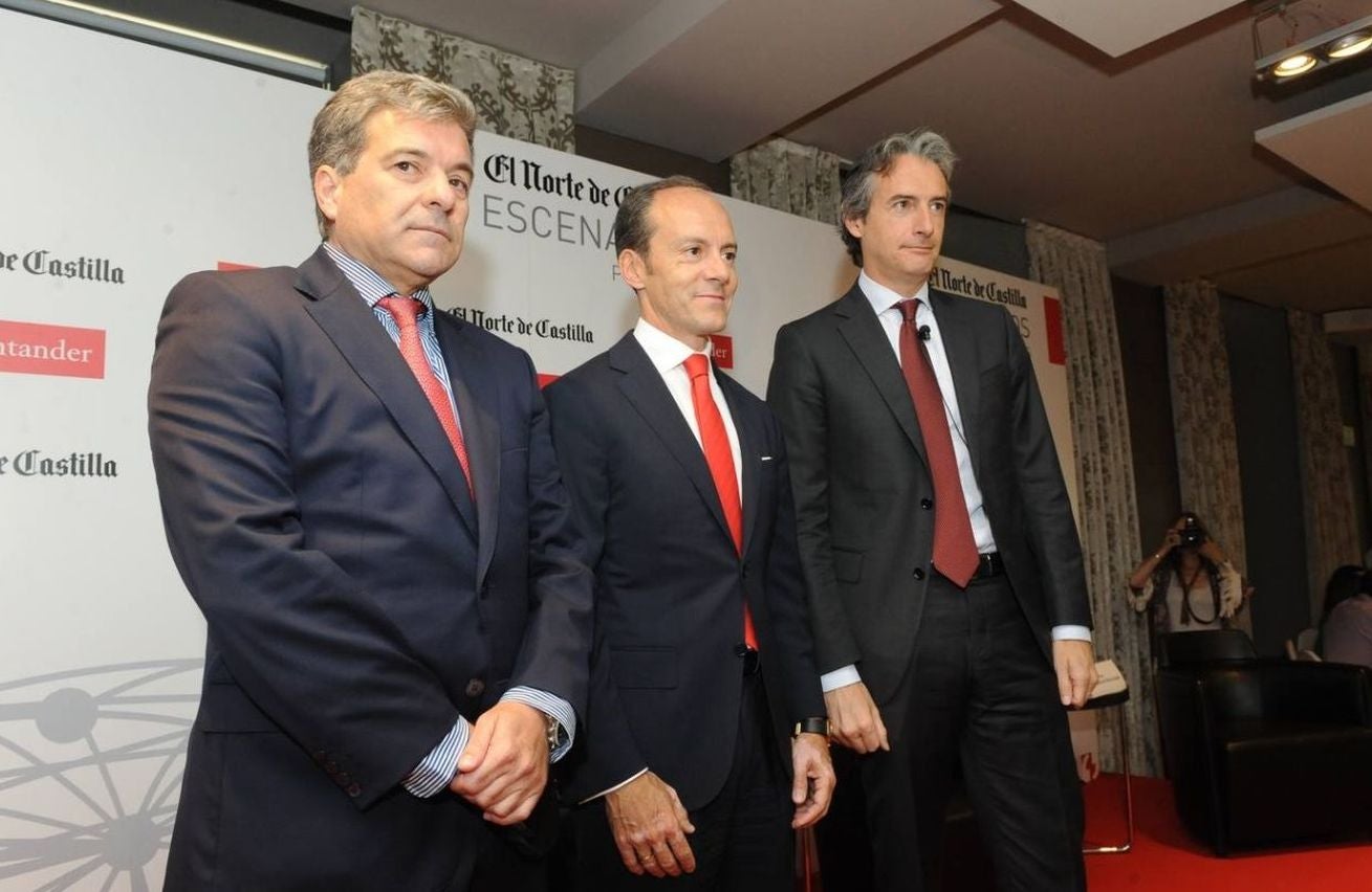 El presidente de la Junta, Juan Vicente Herrera, junto al ministro de Fomento, Iñigo de la Serna; el consejero de Fomento, Juan Carlos Quiñones y el presidente de Adif, Juan Bravo, antes del desayuno informativo organizado por El Norte de Castilla