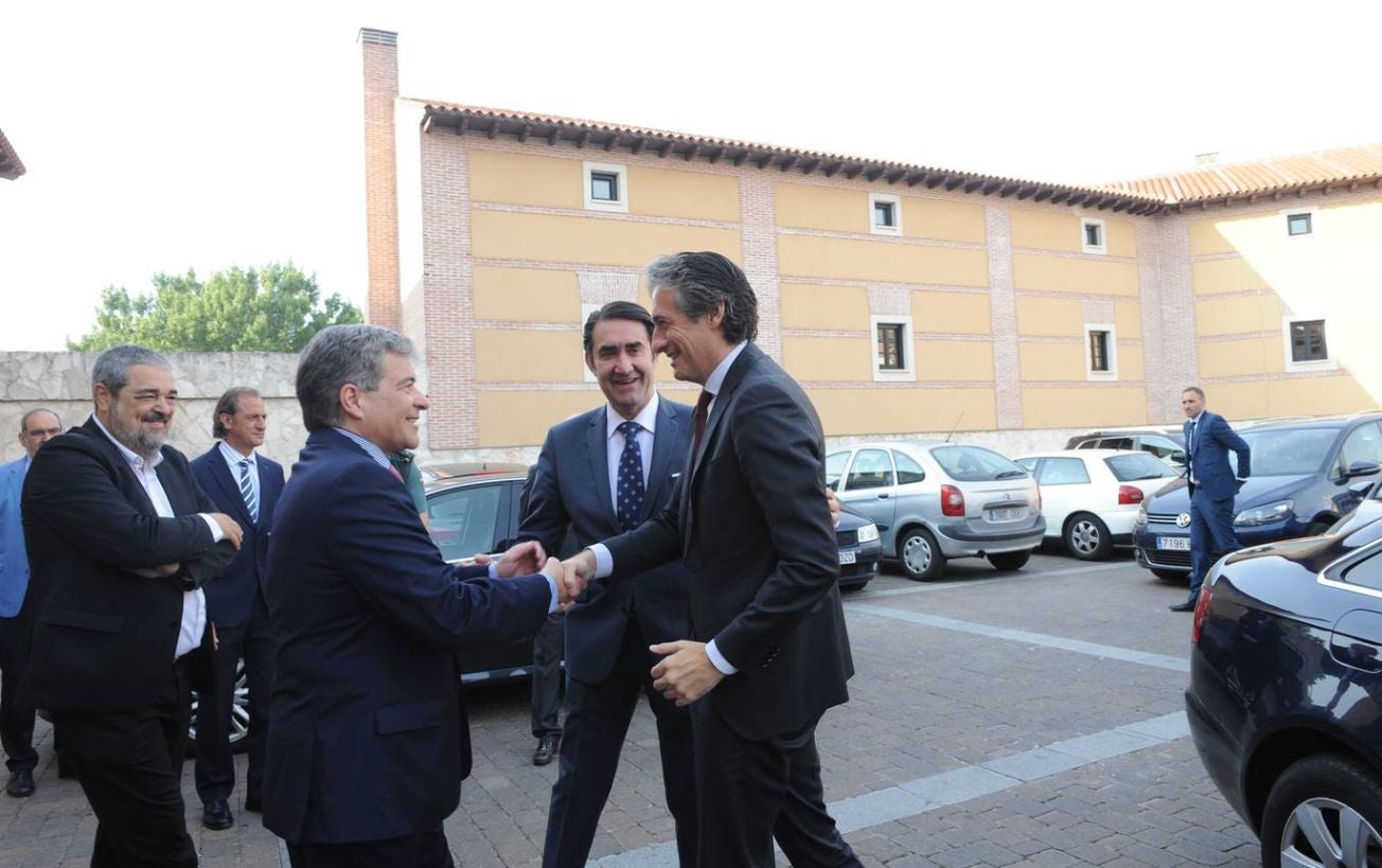 El presidente de la Junta, Juan Vicente Herrera, junto al ministro de Fomento, Iñigo de la Serna; el consejero de Fomento, Juan Carlos Quiñones y el presidente de Adif, Juan Bravo, antes del desayuno informativo organizado por El Norte de Castilla