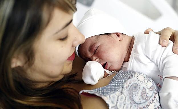 Un bebé recien nacido.