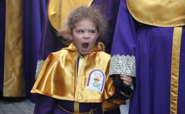 Una pequeña papona bosteza durante un desfile procesional.