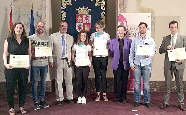 Los premiados, junto al consejero de Educación.