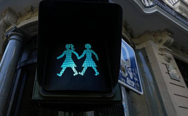 Semáforo de Madrid muestra dos figuras verdes femeninas que simbolizan una pareja del mismo sexo para celebrar el Festival del Orgullo Gay. 