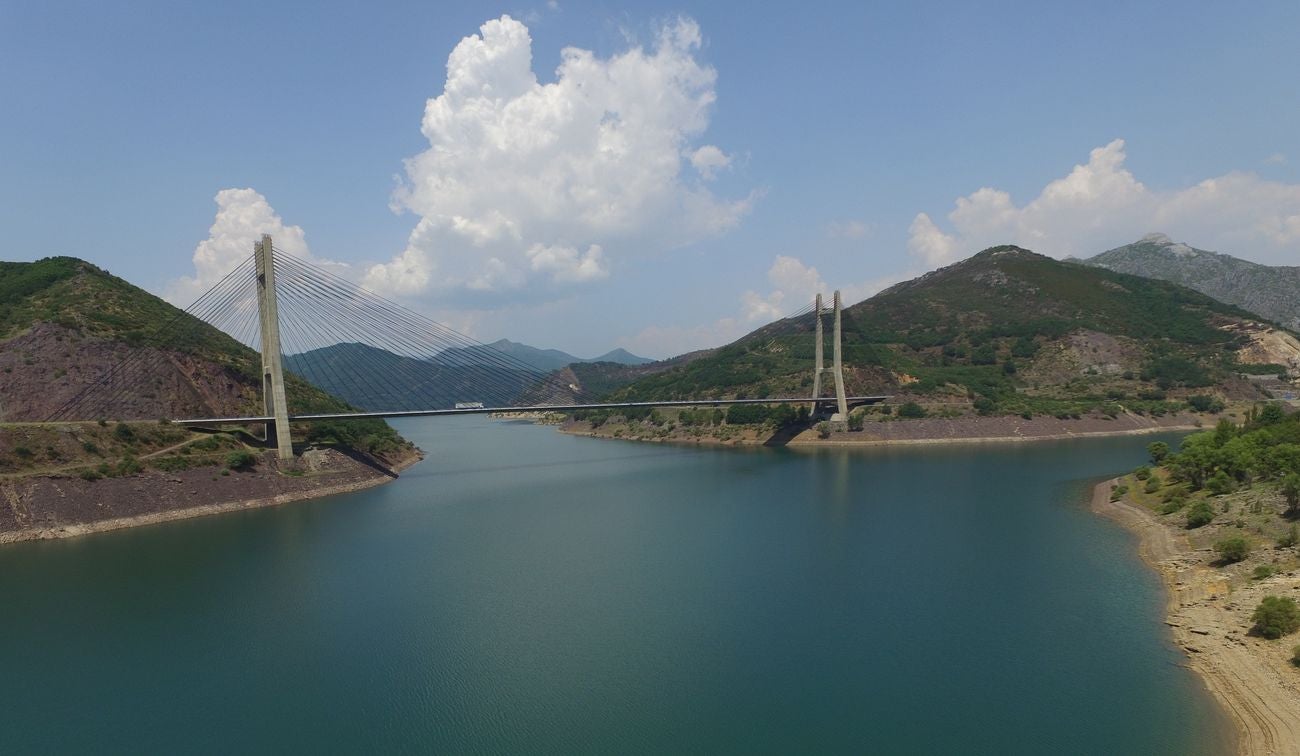 Los pantandos de Barrios de Luna y el embalse del Porma a vista de dron | La situación de las reservas de agua en la cuenta del Duero se acerca a la alarma