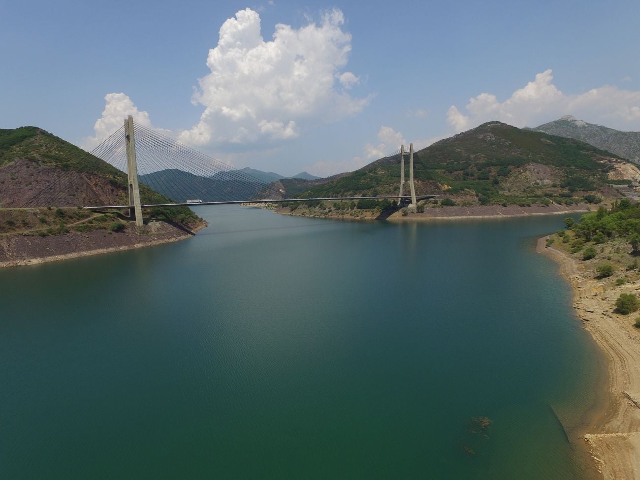 Los pantandos de Barrios de Luna y el embalse del Porma a vista de dron | La situación de las reservas de agua en la cuenta del Duero se acerca a la alarma