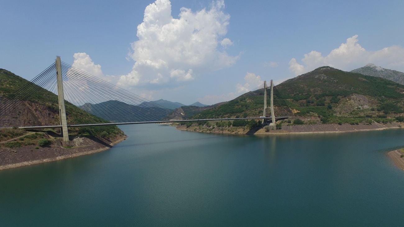 Los pantandos de Barrios de Luna y el embalse del Porma a vista de dron | La situación de las reservas de agua en la cuenta del Duero se acerca a la alarma