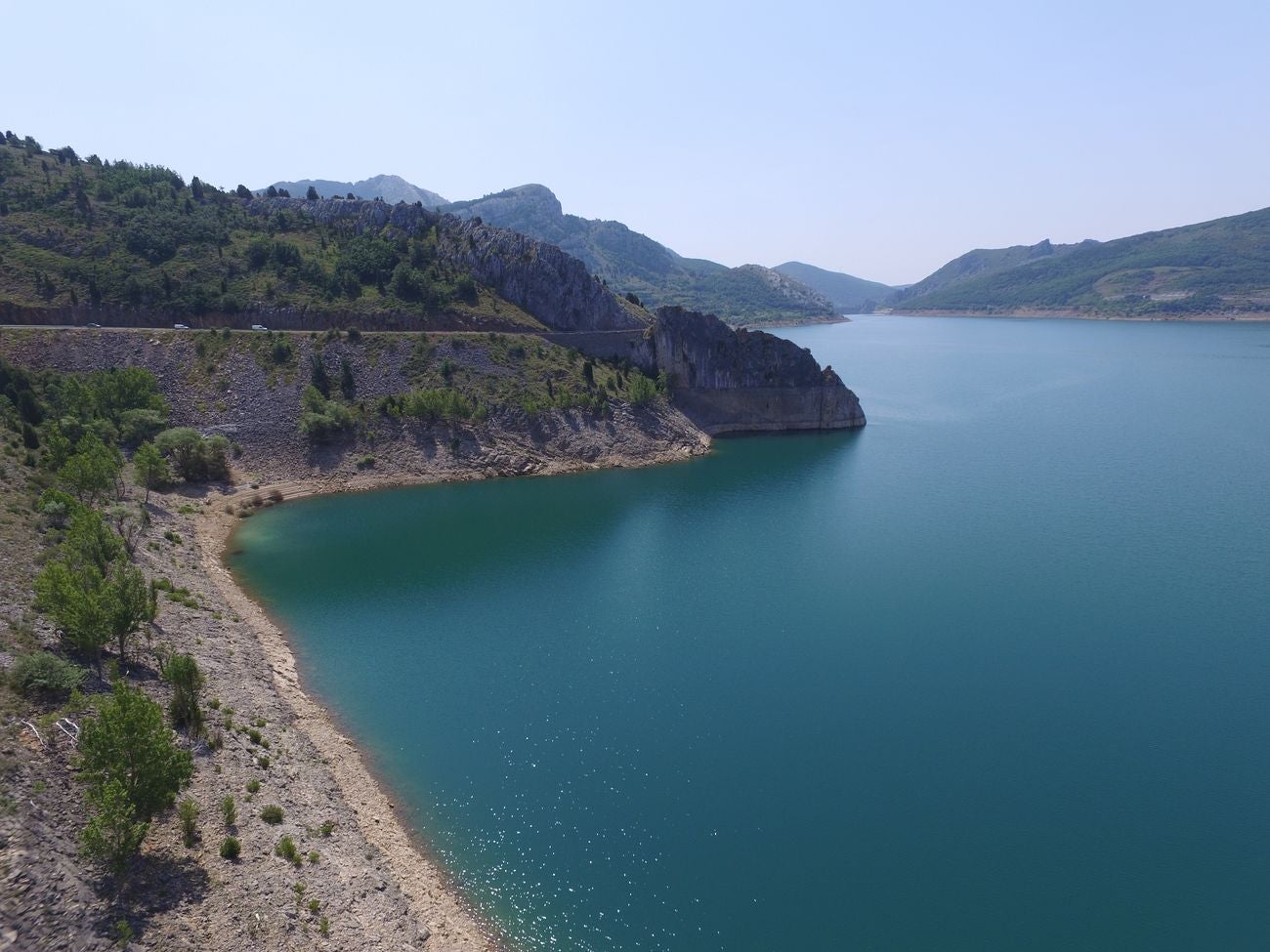 Los pantandos de Barrios de Luna y el embalse del Porma a vista de dron | La situación de las reservas de agua en la cuenta del Duero se acerca a la alarma