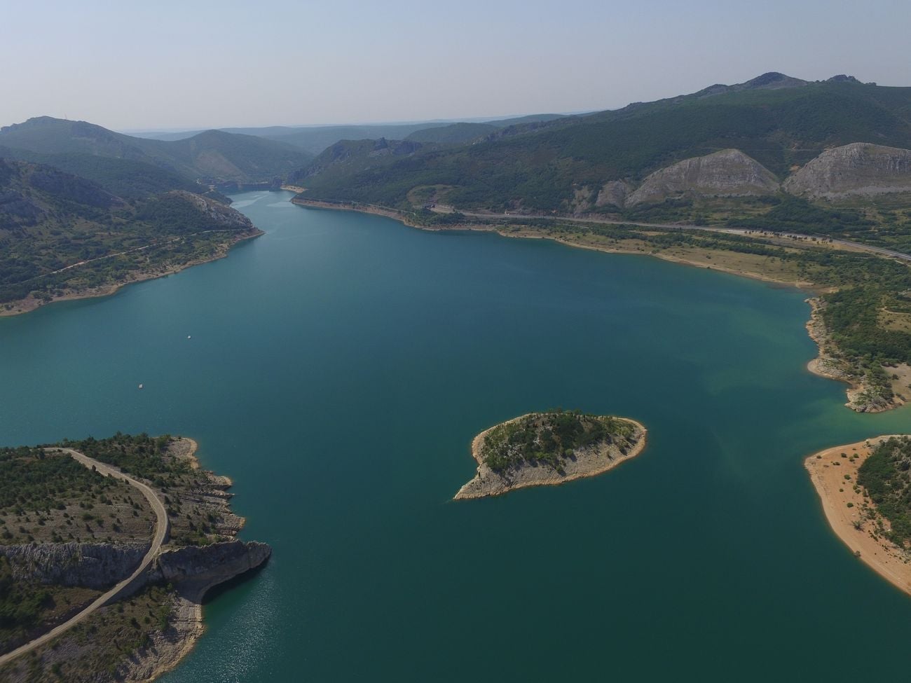 Los pantandos de Barrios de Luna y el embalse del Porma a vista de dron | La situación de las reservas de agua en la cuenta del Duero se acerca a la alarma