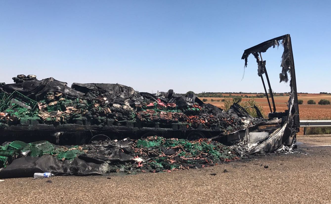 Un camión de embutido se estrella con un vehículo militar y termina ardiendo 