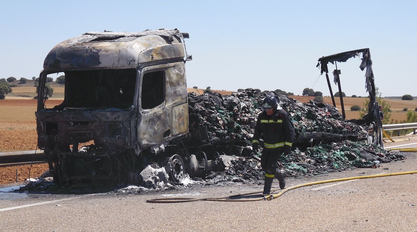 Un camión de embutido se estrella con un vehículo militar y termina ardiendo 