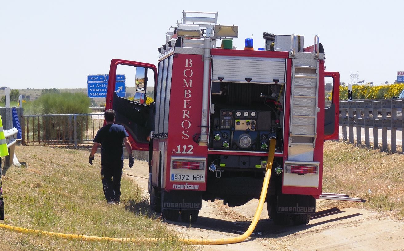 Un camión de embutido se estrella con un vehículo militar y termina ardiendo 