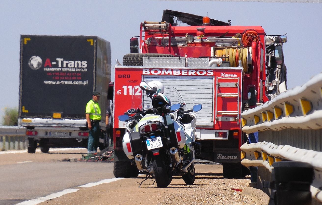 Un camión de embutido se estrella con un vehículo militar y termina ardiendo 