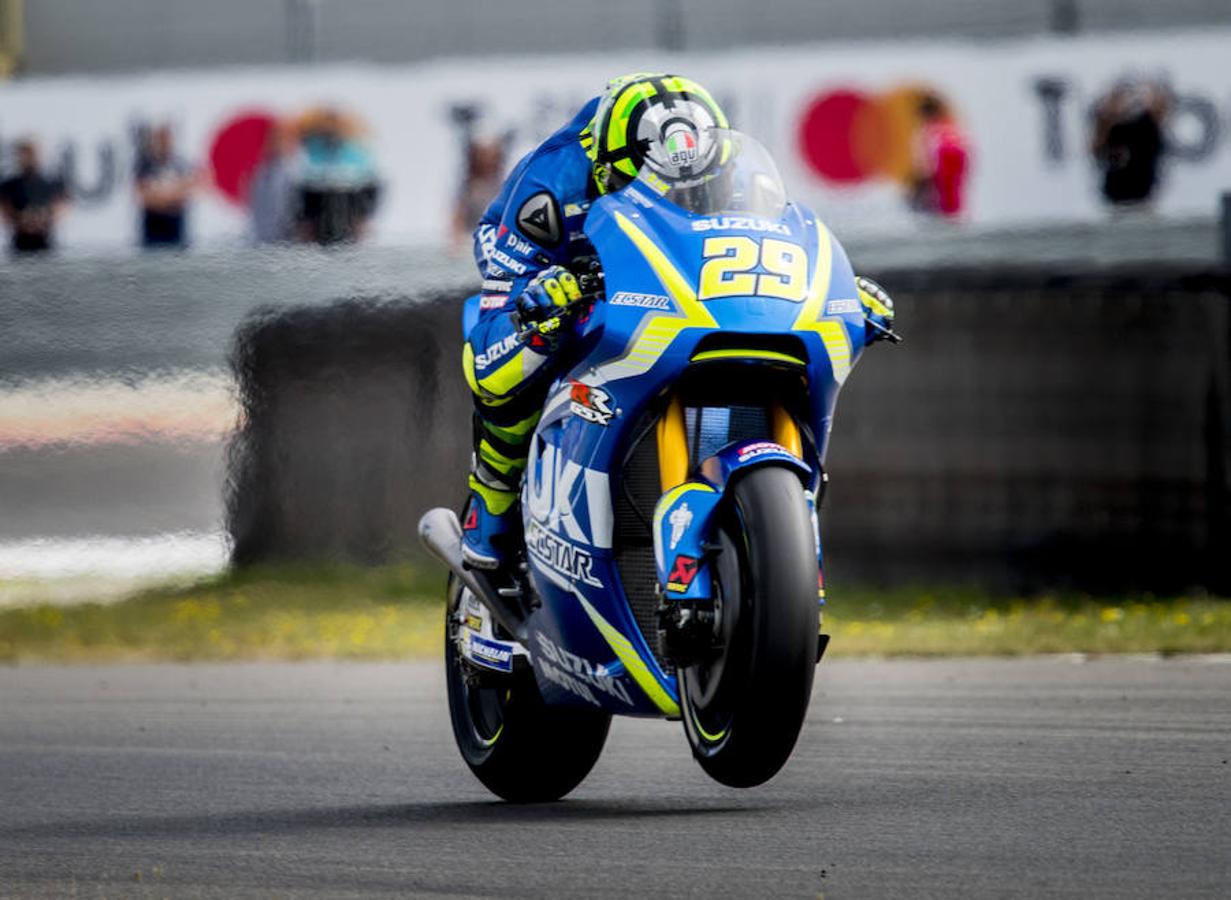 Maverick Vinales (Yamaha) completó las dos primeras sesiones de ensayos libres de MotoGP del Gran Premio de Holanda, disputadas este viernes en el circuito de Assen, firmando el mejor tiempo en la segunda, por delante del alemán Jonas Folger (Yamaha Tech3) y de su compatriota Marc Márquez (Honda).