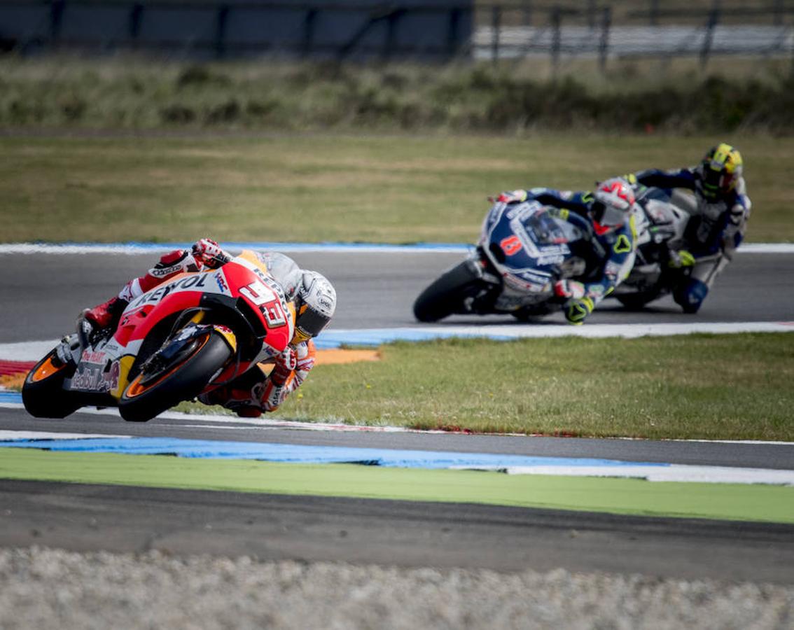 Maverick Vinales (Yamaha) completó las dos primeras sesiones de ensayos libres de MotoGP del Gran Premio de Holanda, disputadas este viernes en el circuito de Assen, firmando el mejor tiempo en la segunda, por delante del alemán Jonas Folger (Yamaha Tech3) y de su compatriota Marc Márquez (Honda).