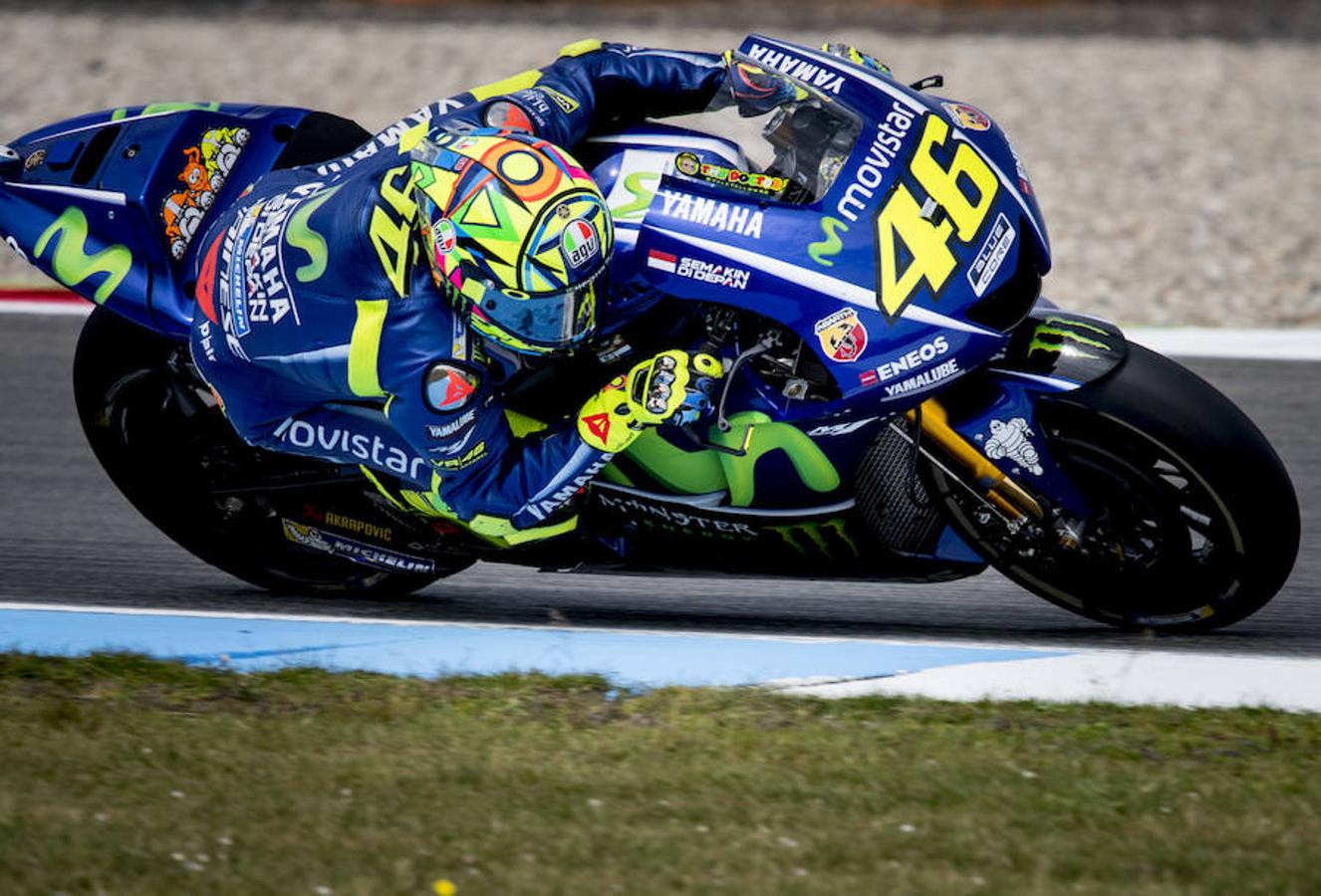 Maverick Vinales (Yamaha) completó las dos primeras sesiones de ensayos libres de MotoGP del Gran Premio de Holanda, disputadas este viernes en el circuito de Assen, firmando el mejor tiempo en la segunda, por delante del alemán Jonas Folger (Yamaha Tech3) y de su compatriota Marc Márquez (Honda).