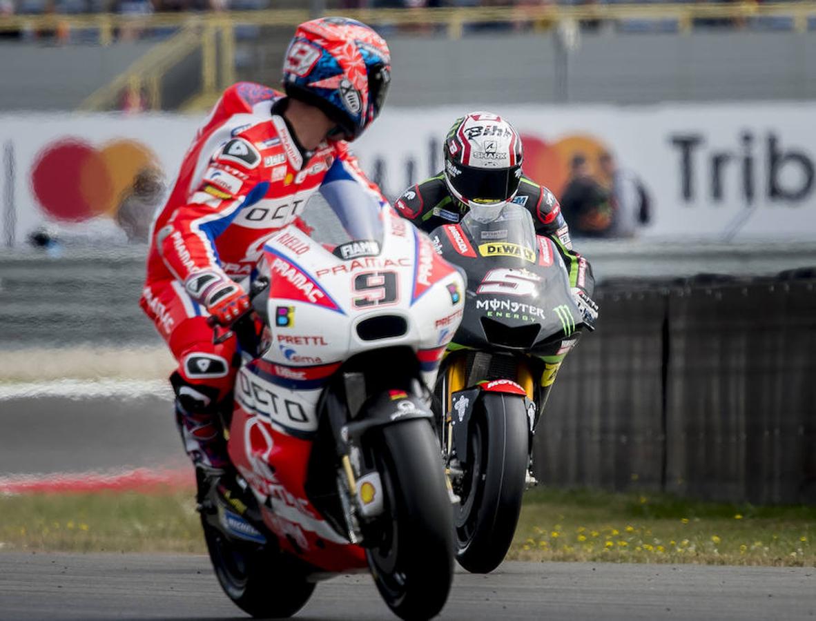 Maverick Vinales (Yamaha) completó las dos primeras sesiones de ensayos libres de MotoGP del Gran Premio de Holanda, disputadas este viernes en el circuito de Assen, firmando el mejor tiempo en la segunda, por delante del alemán Jonas Folger (Yamaha Tech3) y de su compatriota Marc Márquez (Honda).